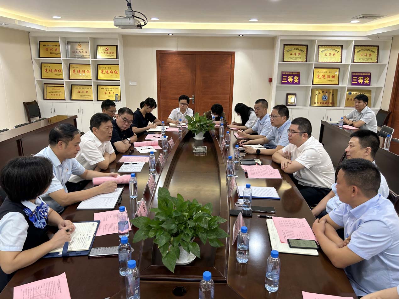 “凝心聚力学头脑，，，，，知行合一谱新章”主题党日运动
